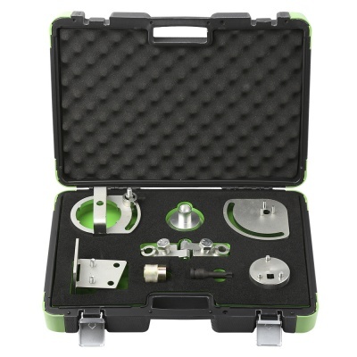 Conjunto de peças metálicas e plásticas organizadas em mala preta com espuma