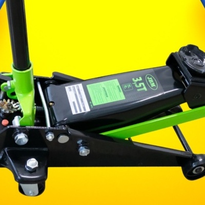 Macaco hidráulico metálico preto e verde com etiqueta 3,5T