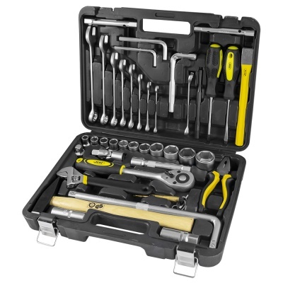 Conjunto de ferramentas num estojo preto aberto com várias ferramentas organizadas.