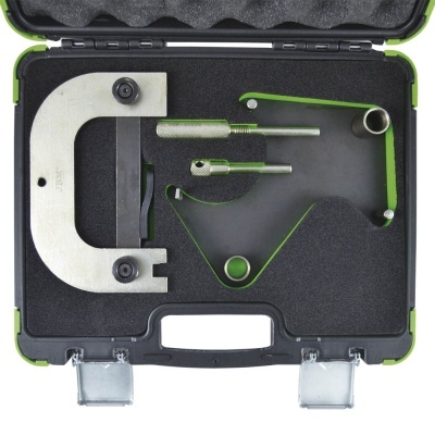 Conjunto de ferramentas metálicas em estojo preto acolchoado com detalhes verdes