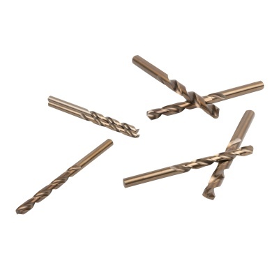 Cinco brocas douradas espiraladas sobre fundo branco