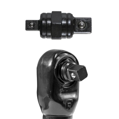 Ferramenta metálica preta com catraca e adaptador em fundo branco