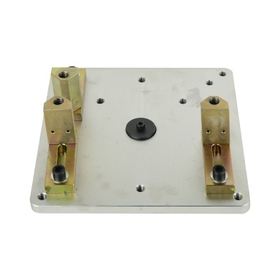 Placa metálica com suportes dourados e componente preto central