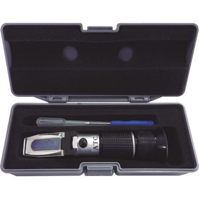 Estojo com refratômetro metálico preto 'ATC' e seringa azul