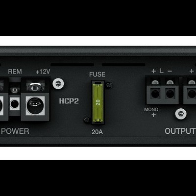 Amplificador de áudio automóvel preto com conexões de energia e saída, fusível de 20A e parafusos visíveis