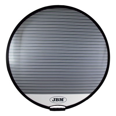 Prato redondo branco com linhas pretas horizontais e logo JBM