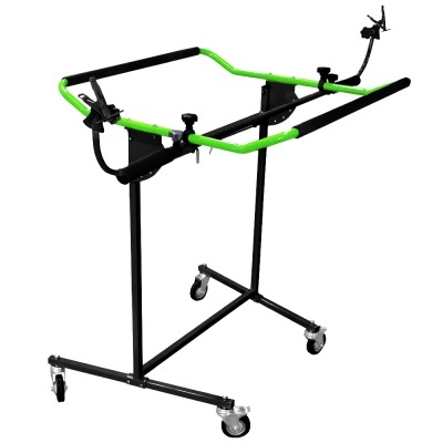 Suporte móvel para bicicletas com tubos verdes e rodas cinzentas