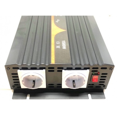 Inversor de corrente elétrica preto com duas tomadas e botão vermelho