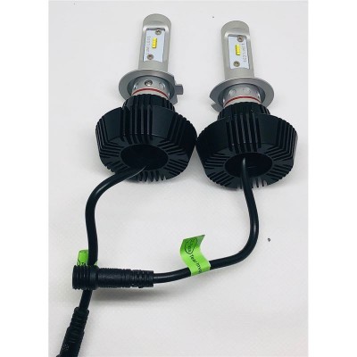 Par de lâmpadas LED para faróis com base metálica e dissipadores de calor pretos