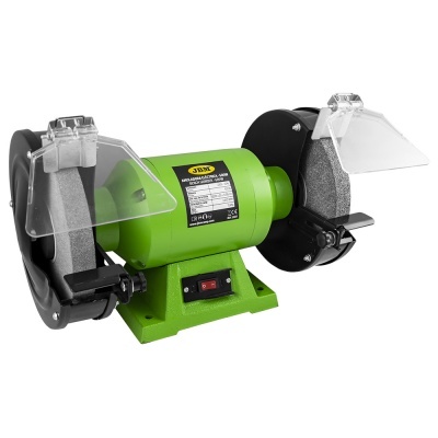 esmeriladora de bancada verde com duas rodas de moagem e proteções transparentes