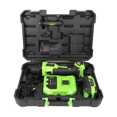 Estojo preto com ferramenta elétrica verde e preta, carregador, bateria e cabo organizados.