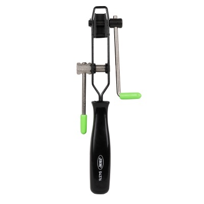 Aparelho manual para descamar peixe com punho preto e peças metálicas prateadas.