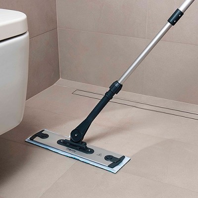 Mopa plana a limpar chão de azulejos beige numa casa de banho