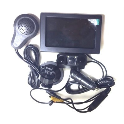 Conjunto de monitor LCD, câmara pequena, altifalante e cabos em fundo branco