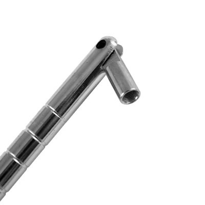 Braço metálico prateado com superfície lisa e brilhante