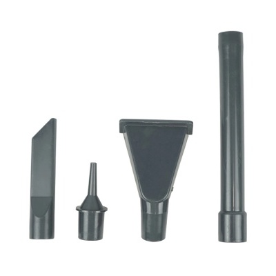 Conjunto de quatro acessórios pretos para aspirador sobre fundo branco