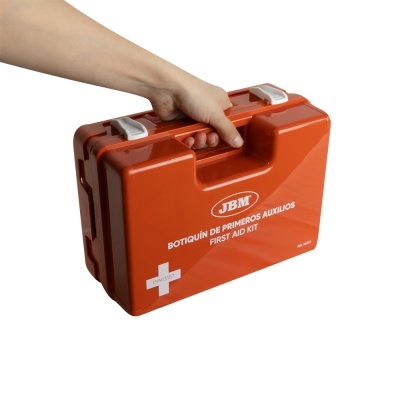 Mala de primeiros socorros JBM vermelha com texto branco, segurada por uma mão