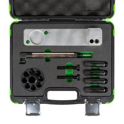 Estojo aberto com conjunto organizado de ferramentas metálicas e plásticas em espuma preta