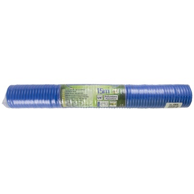 Mangueira azul enrolada com etiqueta verde em fundo branco