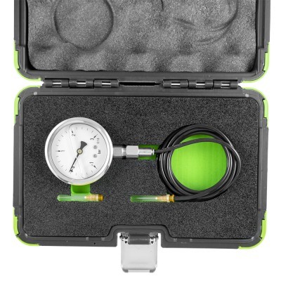 Estojo preto com manómetro analógico, cabo preto e dois instrumentos de vidro verde