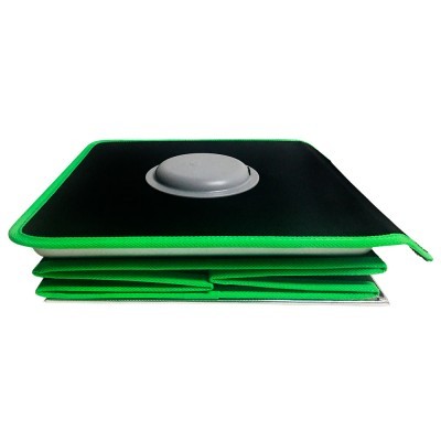 Bolsa preta com bordas verdes e pega cinzenta