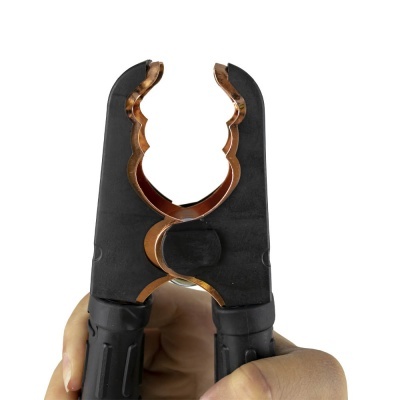 Pinça preta com interiores de metal cobre segura por uma mão