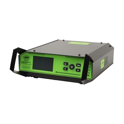 Carregador inteligente de baterias JBM 12V verde e preto com visor digital