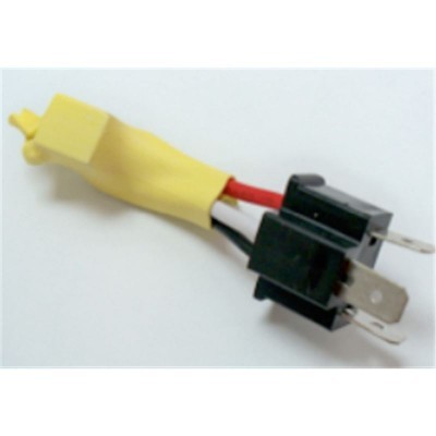 Adaptador elétrico com cabo vermelho e capa amarela em fundo branco