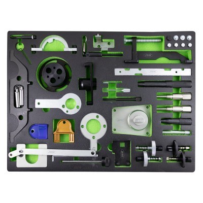 Conjunto de ferramentas mecânicas organizadas em painel preto e verde