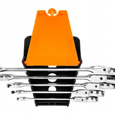 Conjunto de cinco chaves em suporte preto com parte amarelo-laranja