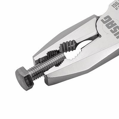 Alicate metálico segurando parafuso metálico em fundo branco