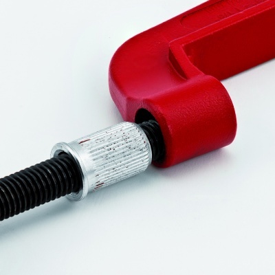 Abraçadeira tipo C vermelha com rosca preta e ajuste metálico prateado