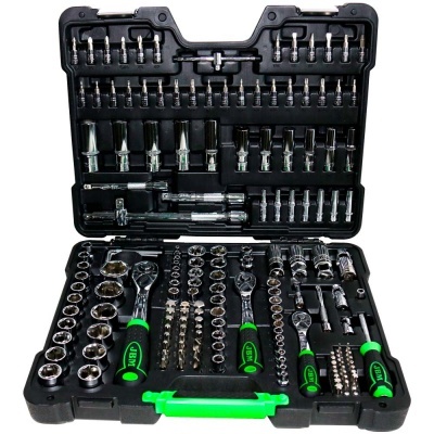 Conjunto de ferramentas com chaves, soquetes e brocas em estojo preto e verde