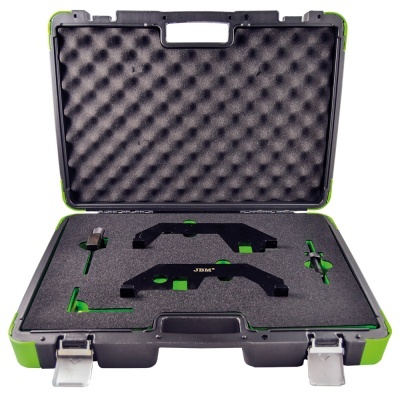 Mala preta e verde para ferramentas com interior em espuma e peças pretas com texto JBM