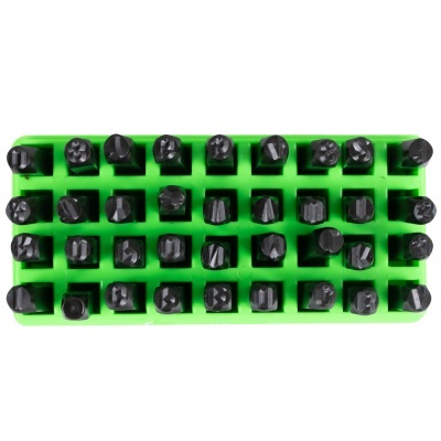 Conjunto de 36 punções de metal organizadas numa base verde