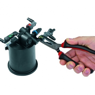 Ferramenta preta com conexões e alicate com cabos pretos e vermelhos