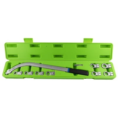 Conjunto de ferramenta com adaptadores metálicos e alavanca numa caixa verde