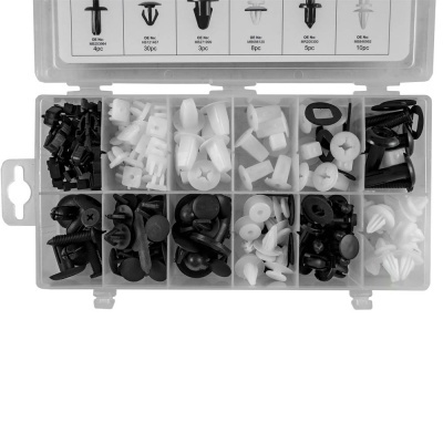 Estojo plástico com clipes e rebites preto e branco organizados em compartimentos