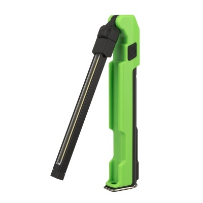 Lanterna portátil recarregável verde e preta em fundo branco