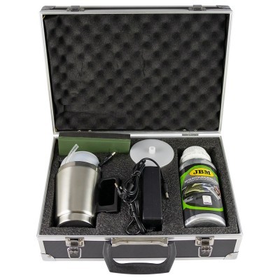 Estojo preto aberto com copo metálico, dispositivo elétrico, base branca e frasco de spray