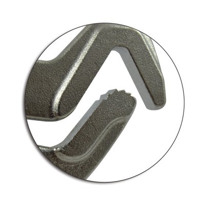 Zoom em acessórios metálicos cinza com textura