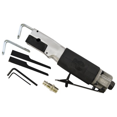 Ferramenta pneumática com acessórios sobre fundo branco