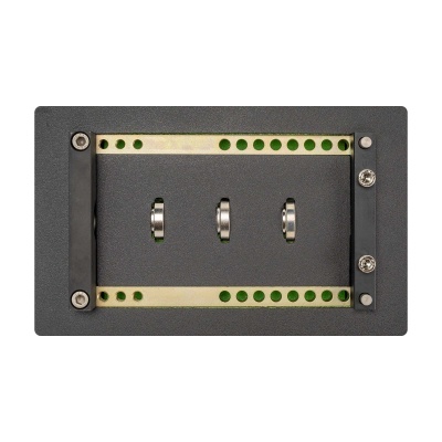 Suporte metálico preto com três roldanas cilíndricas e barras perfuradas douradas