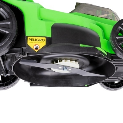 Máquina de cortar relva verde com peças pretas e etiqueta PELIGRO