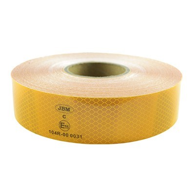 Rolo de fita refletora amarela com texto e padrão quadriculado