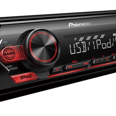 Rádio automóvel Pioneer preto com visor digital e botões vermelhos iluminados