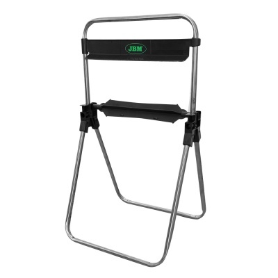 Estrado metálico dobrável com apoio preto e logotipo JBM