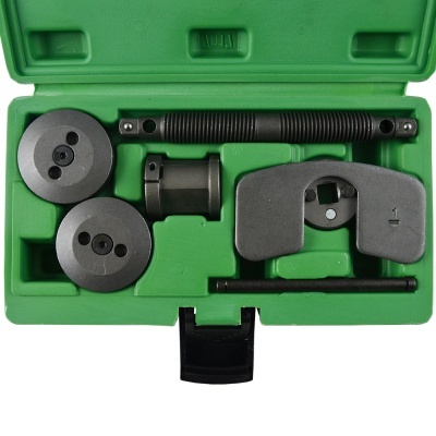 Conjunto de ferramentas metálicas numa caixa plástica verde