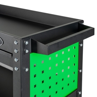 Carrinho de ferramentas preto e verde com painel perfurado e pega
