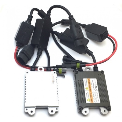 Dois módulos eletrónicos com cabos e conectores em fundo branco